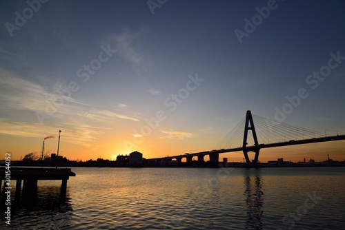 Fototapeta Naklejka Na Ścianę i Meble -  名港東大橋からの日の出