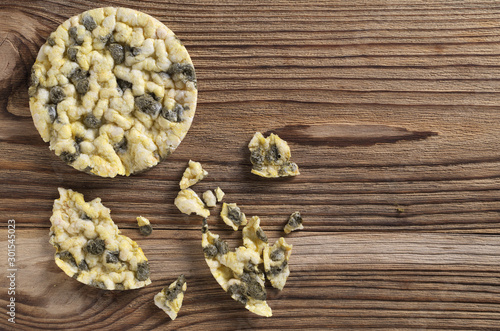 Puffed rice cakes with spirulina