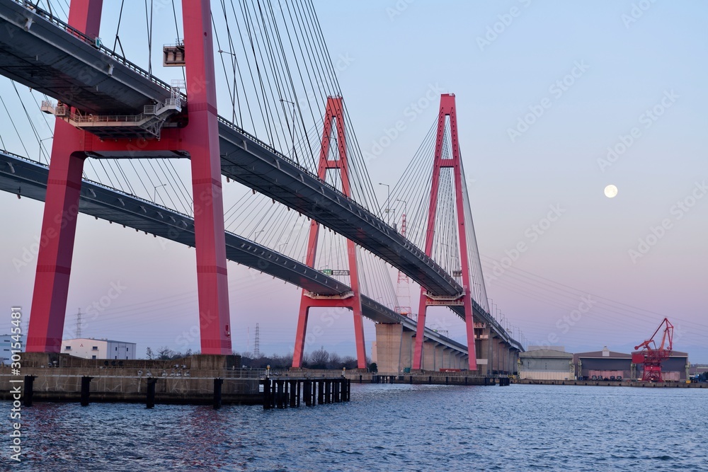 Fototapeta premium 名港西大橋と満月