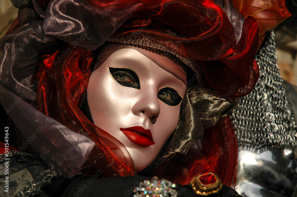 portrait de femme costumé de rouge au carnaval de Venise en Italie