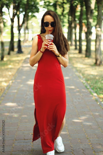 Obraz na płótnie Young pretty girl walking down the street w salonie