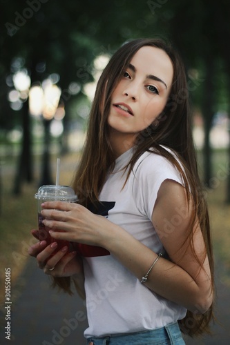 Obraz na płótnie Young pretty girl walking down the street w salonie