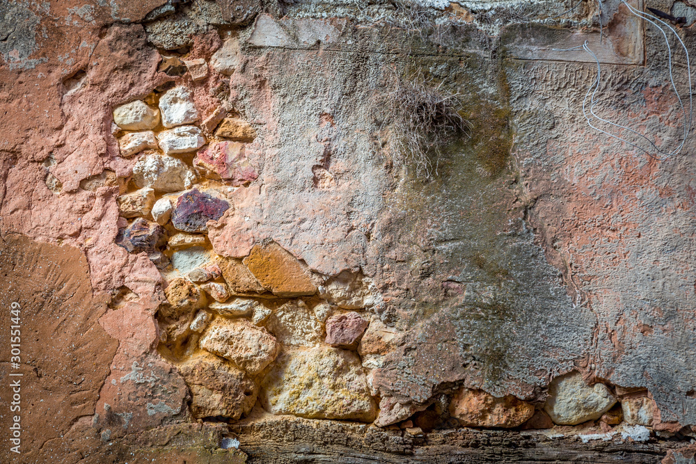 Fototapeta premium Eine alte Mauer mit abbröckelndem Putz und verschiedenen Farbschattierungen