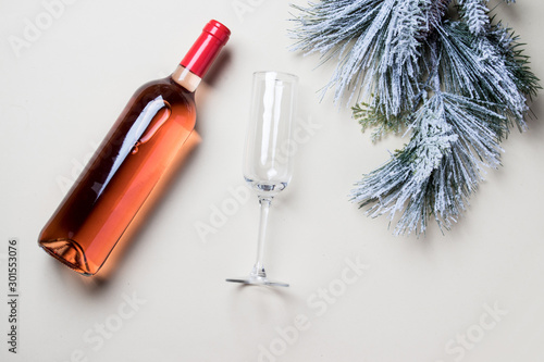 flat lay copa de champagne y botella navideña