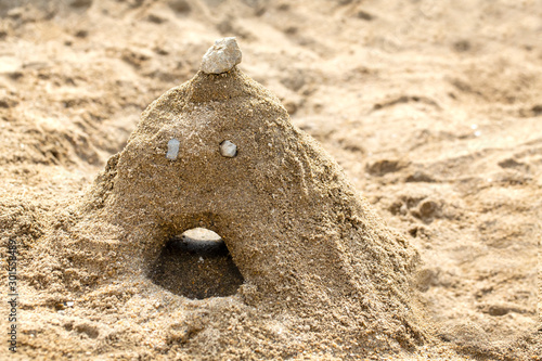 砂場と砂の山と砂山で出来た顔とコピースペース photo