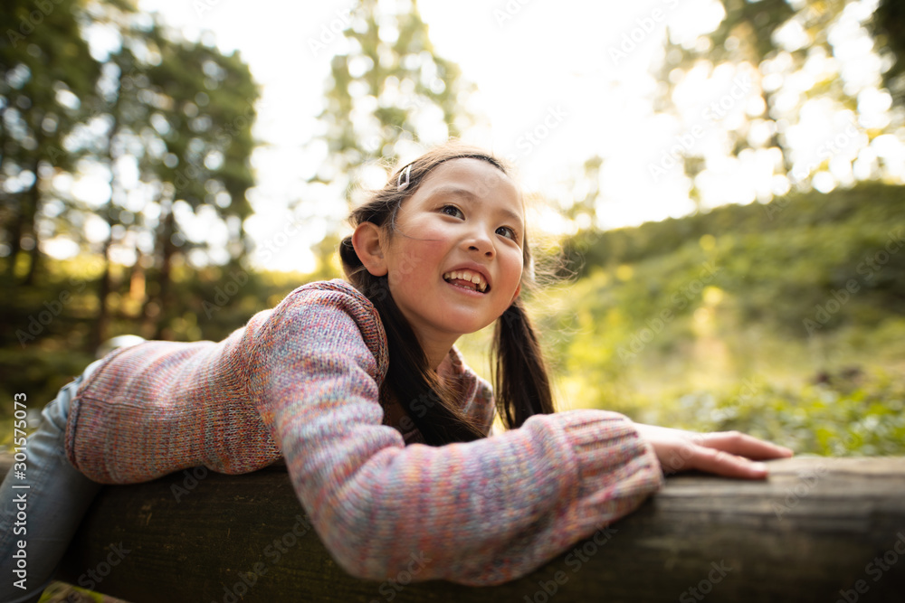 秋の公園で遊ぶ笑顔の女の子