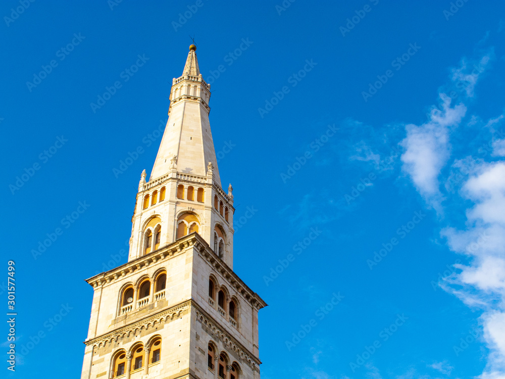 La torre campanaria di Modena, la Ghirlandina, con cielo blu sullo sfondo, Italia