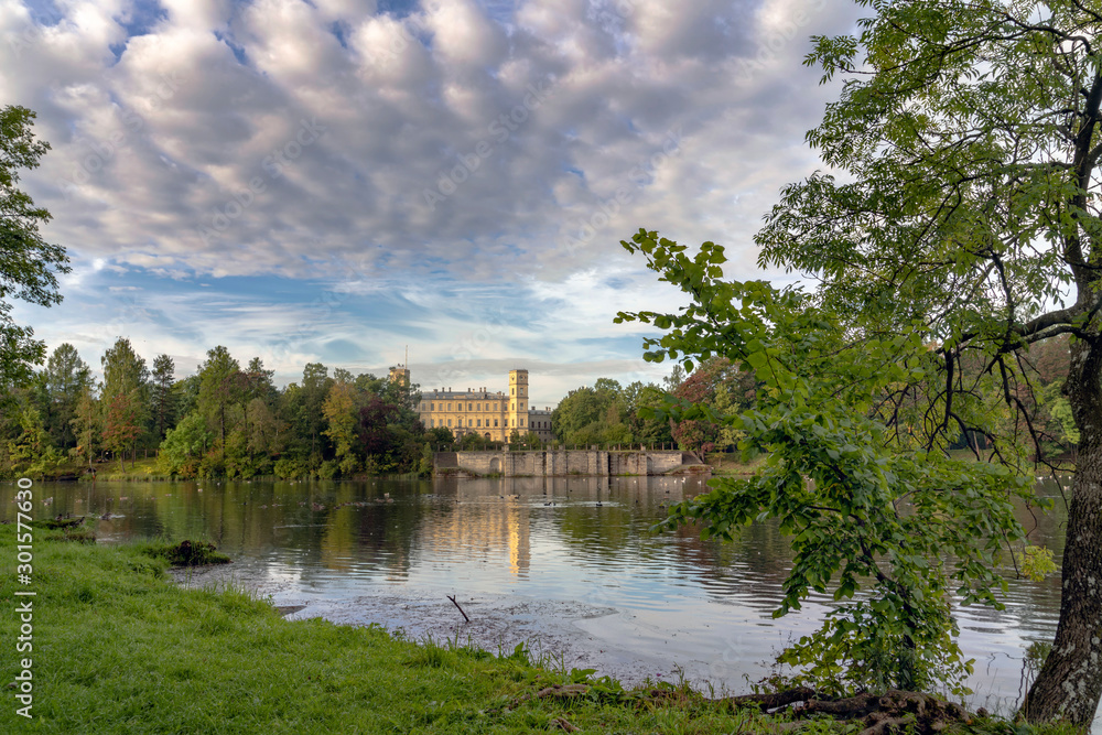 Obraz premium Gatchina Park wcześnie w letni poranek. Sankt Petersburg, Rosja