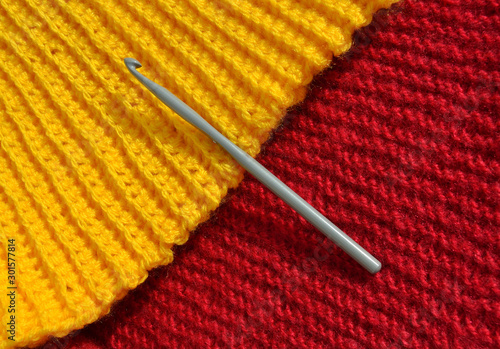 Crochet sur lainage jaune et rouge © graphlight