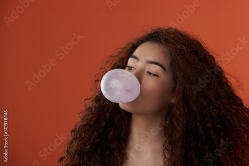 Bild auf Leinwand Teenager blowing bubble gum ball