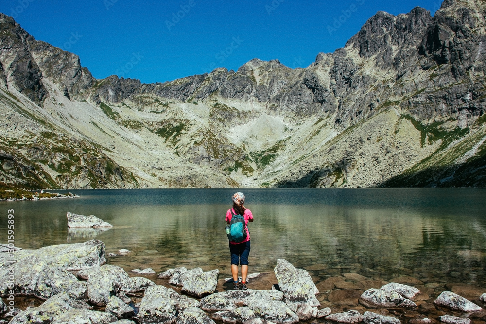 Naklejka premium Mountain lake picturesque scenery. High rocks. Beautiful landscape.