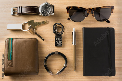 Accesorios de hombre: gafas de sol, reloj, llavero, colgante, cartera, pulsera y libreta