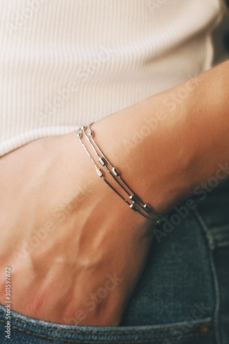 Obraz na płótnie Tender jewerly on female hand, close up shot w salonie