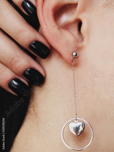 Obraz na płótnie Tender jewerly for female ears, close up shot w salonie