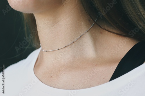 Obraz na płótnie Tender jewerly on female neck, close up shot w salonie