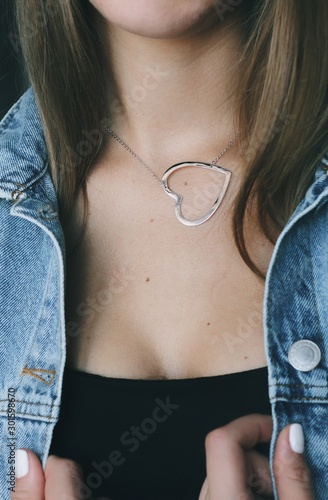 Obraz na płótnie Tender jewerly on female neck, close up shot w salonie
