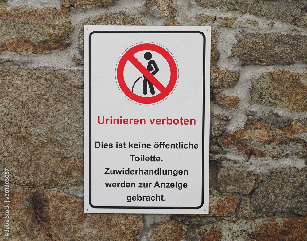 Stadtmauer - Anzeige - Hinweisschild Urinieren verboten Stadtmauer - Anzeige - Hinweisschild Urinieren verboten