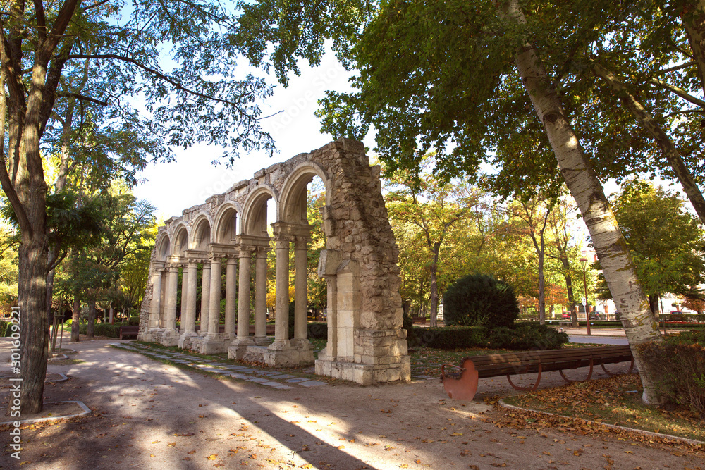 Parque de la Isla y Arcos de los Comendadores en Burgos España