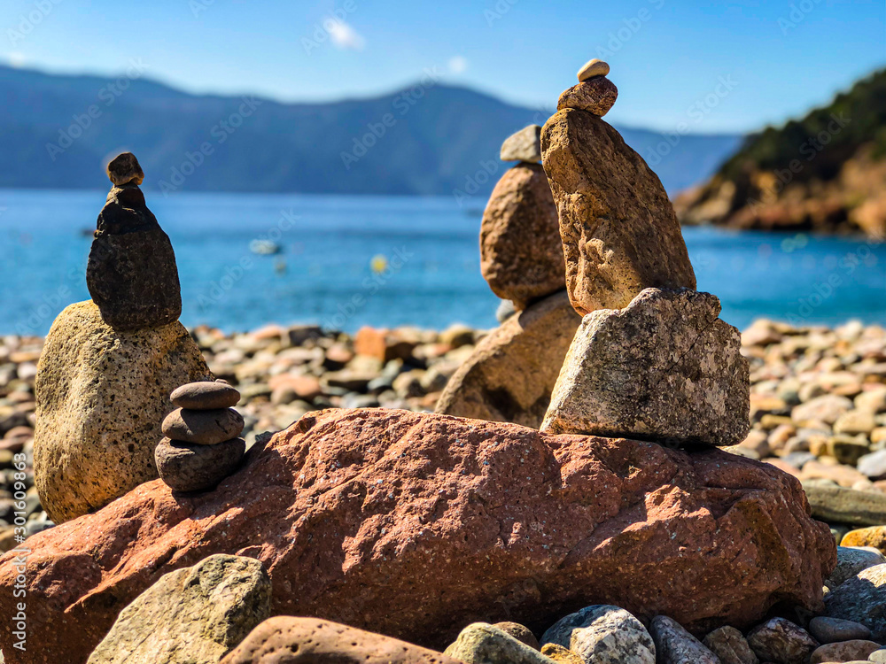 Stein Bauwerk Kunst am Strand / an der Küste von Korsika