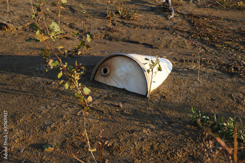 Εκτύπωση καμβά Old barrel buried in the river bed.