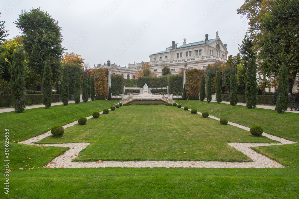 Wien: Im herbstlichen Volksgarten mit Blick auf das Kaiserin Elisabeth Denkmal und das Burgtheater