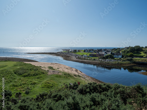 Wallpaper Mural Brora / Szkocja - 26 sierpień 2019: Domy o wschodzie słońca na brzegu Morza północnego w Brora Torontodigital.ca