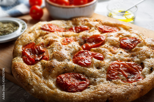 Foto Bari-style focaccia bread, focaccia barese, focaccia with cherry tomatoes, olive oil and oregano