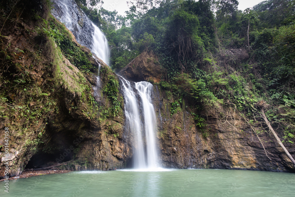 Fototapeta premium Amazing crystalline Blue water Salto de La India Waterfall in Santander, Colombia. Long Exposure
