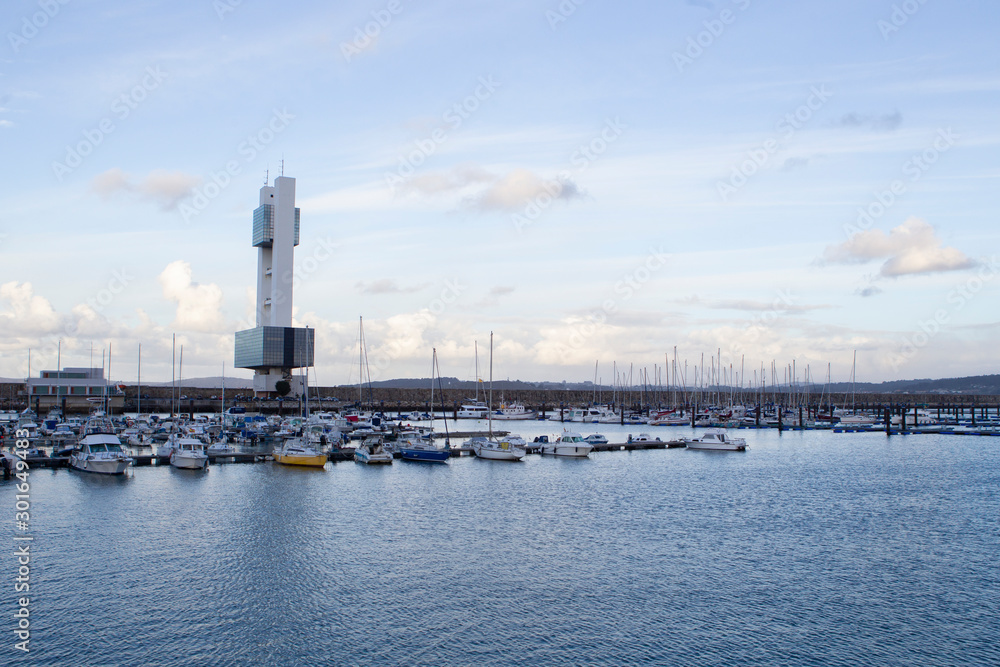 Puerto deportivo y Torre de vigilancia marítima en el puerto de La Coruña