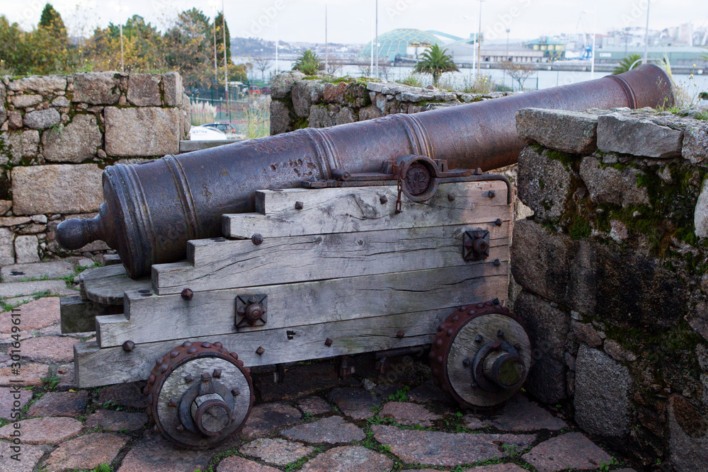 Piezas de artillería antiguas situadas en el mirador del Parrote en  La Coruña 