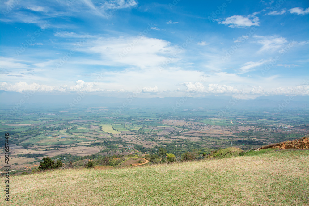 Obraz premium landscape with green field and blue sky