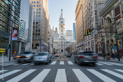Photographie Philadelphia city hall with old building and trafic, Philadelphia, Pennsylvania,