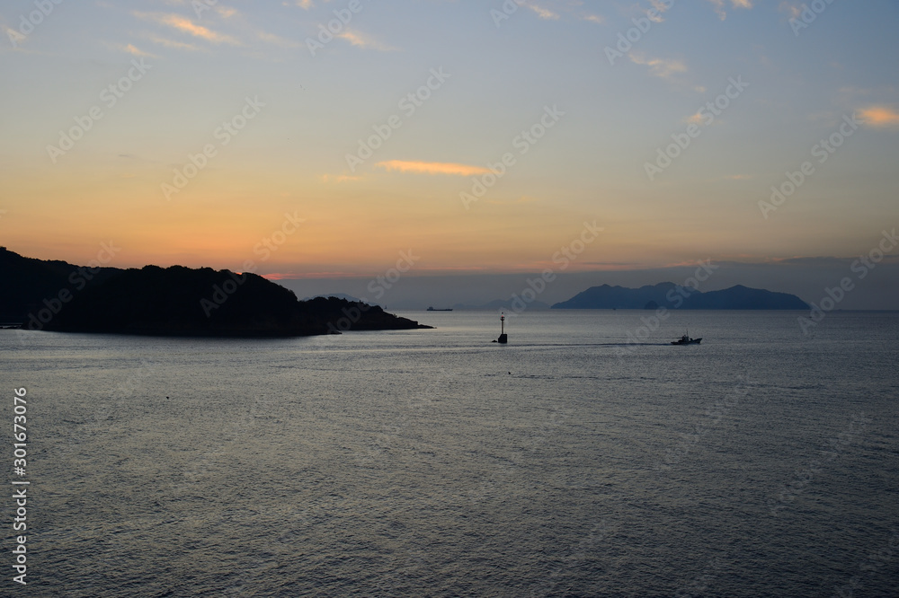鞆の浦夜明けと漁船