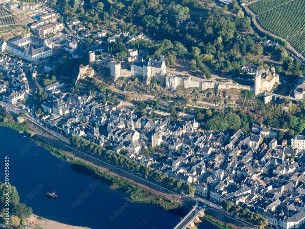 vue aérienne de Chinon et son château en Indre-et-Loire en France