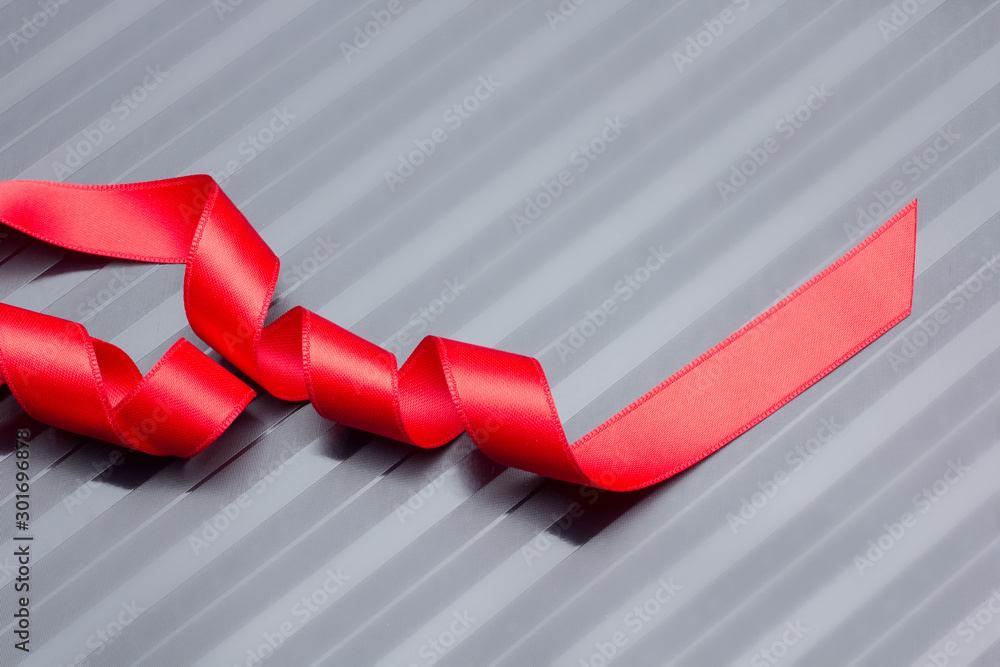 Cinta de tela de color rojo para decorar regalos Stock Photo | Adobe Stock