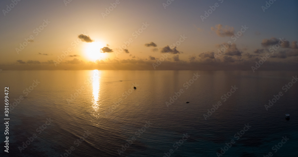 Mare e sole al tramonto vista dall'alto - Isola tropicale 