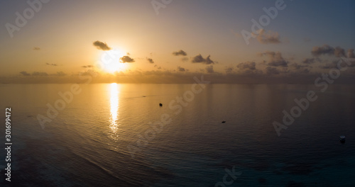 Mare e sole al tramonto vista dall'alto - Isola tropicale 