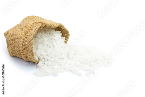 Foto Closeup pure natural sea salt in brown sack bag isolated on white background