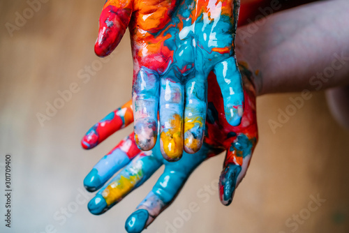 Zbliżenie kobiet ręki brudzi farbą akrylową. Kreatywne malowanie palcami.