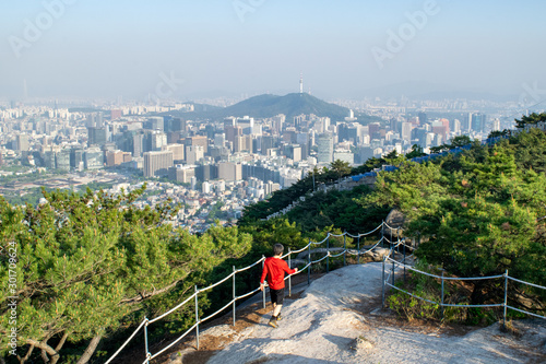 Canvas Print Mountain Hiking Trail near Old City Wall with Stunning View of Downtown Seoul -