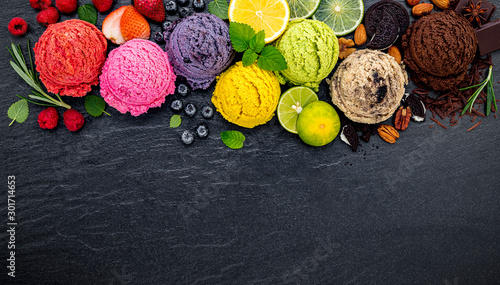 Foto Various of ice cream flavor ball blueberry ,lime ,pistachio ,almond ,orange ,chocolate and vanilla set up on dark stone background