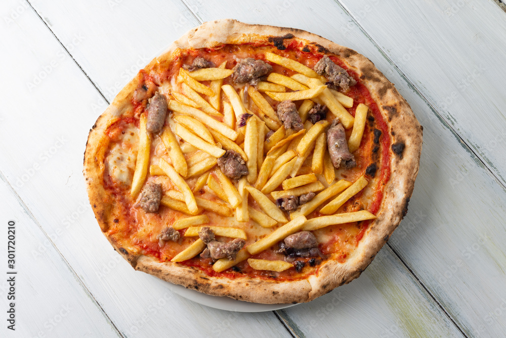 Pizza con patatine fritte, salsiccia, mozzarella e sugo Stock Photo | Adobe  Stock