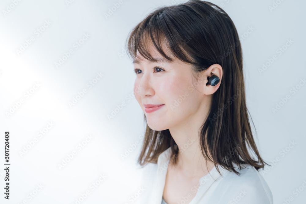 音楽を聴く女性 音楽を聴く女性