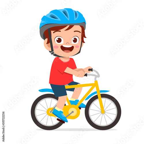 Foto happy cute kid boy riding bike smile