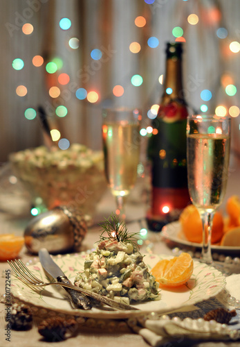 Photo food photography of christmas table side view setting with Olivier salad close u