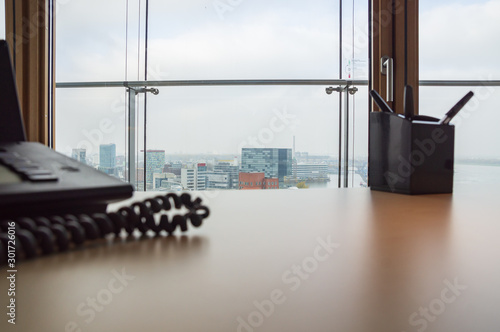 Blick aus einem Büro mit Telefon auf dem Schreibtisch