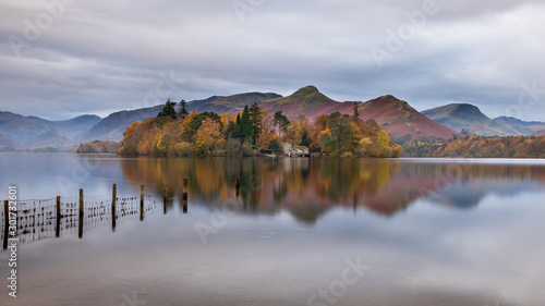 Photo Autumn morning on the shores of Derwent Water, with Derwent Isle and boathouse i