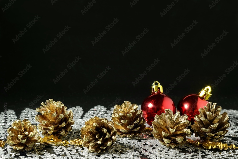 Golden oaks and red balls to decorate at Christmas time.