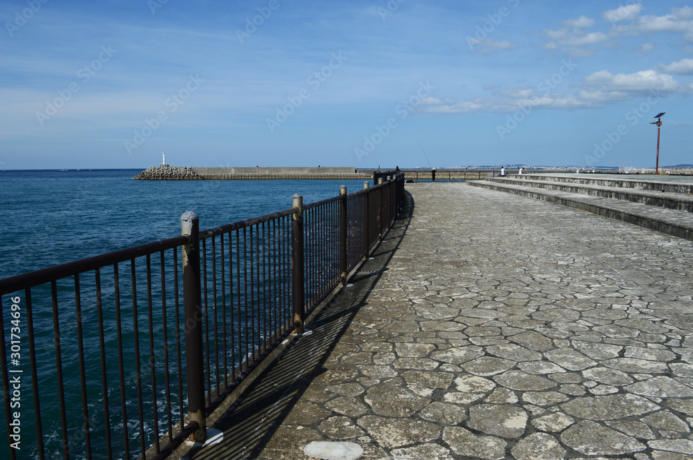 防波堤の灯台と海沿いの遊歩道