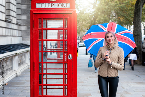 Canvas Print Reise Konzept für London: glückliche, blonde Frau mit Regenschirm aus britischer